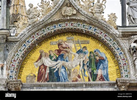 Facciata della Basilica di San Marco con decorazioni scultoree e mosaici