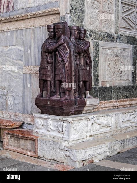 I quattro tetrarchi, statua in porfido sulla facciata della Basilica di San Marco
