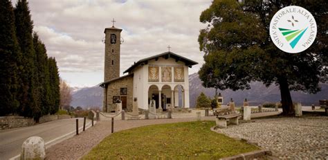 Santuario della Madonna del Ghisallo, esterno con ciclisti in pellegrinaggio