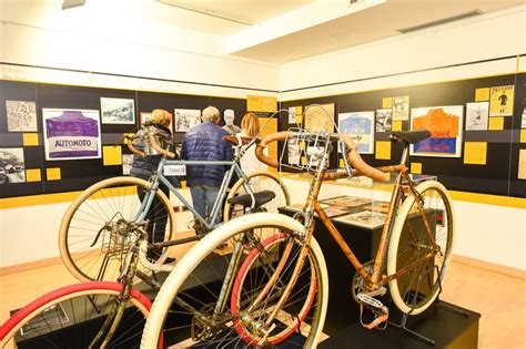 Interno del Museo del Ciclismo al Ghisallo con biciclette storiche e maglie