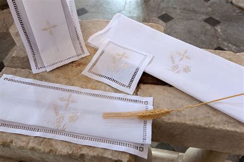 Set di lini liturgici per la Messa con ricami eucaristici