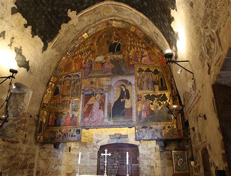 foto interna della Porziuncola con la pala di Prete Ilario da Viterbo