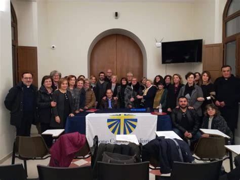 foto di laici impegnati nella catechesi durante un incontro di formazione