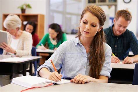 foto di adulti che studiano o partecipano a corsi di formazione per catechisti