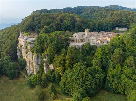 Veduta aerea o foto panoramica del Santuario della Verna