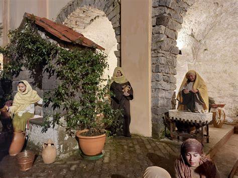 Foto del presepe vivente nel chiostro di un convento francescano
