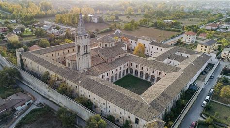 Campanile storico dell'Abbazia di Santo Spirito con bifore