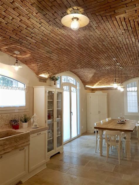 Salone ricevimenti con soffitto a volta in mattoni a vista dell'Abbazia