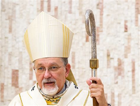 Foto di Mons. Alessandro Damiano, Arcivescovo di Agrigento, durante una celebrazione