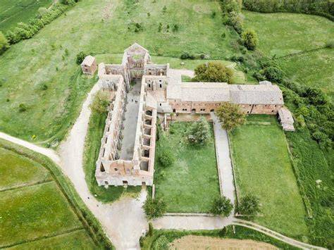 Veduta aerea dell'Abbazia di San Galgano senza tetto nella campagna toscana al tramonto