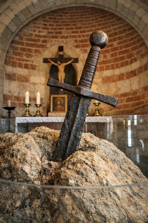La spada nella roccia protetta da una teca all'Eremo di Montesiepi
