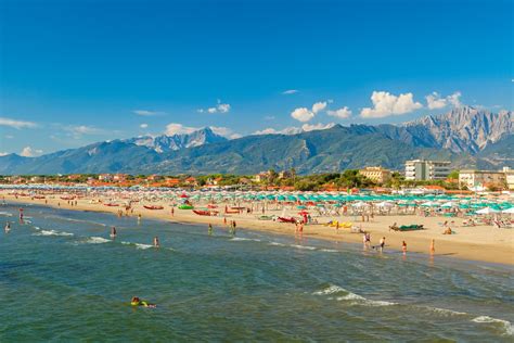 Panorama di Marina di Pietrasanta con vista sul mare e le montagne