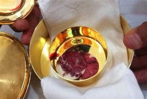 Un'illustrazione del miracolo eucaristico con l'ostia che si trasforma in carne e sangue.