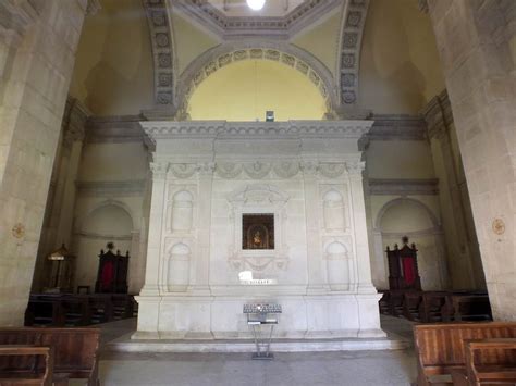 Interno del Santuario di Macereto con affreschi.