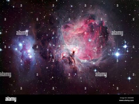 Una splendida immagine della Nebulosa di Orione, con colori vivaci e dettagli delle formazioni gassose.