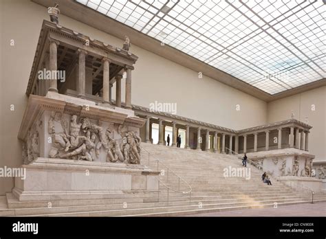 Foto dell'Altare di Pergamo ricostruito al Pergamonmuseum di Berlino