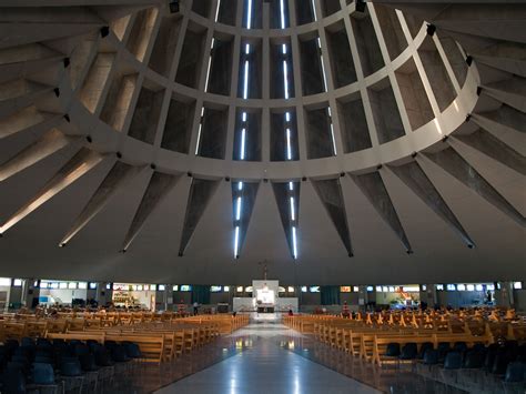 Interno del Santuario della Madonna delle Lacrime, focalizzando sull'altare centrale