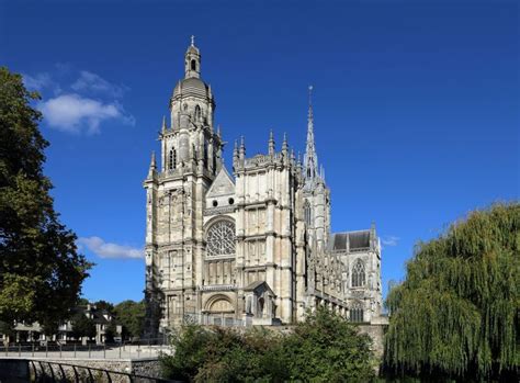 Illustrazione della cattedrale di Evreux con i suoi doppi campanili e guglie acuminate, ambientata nel 1871