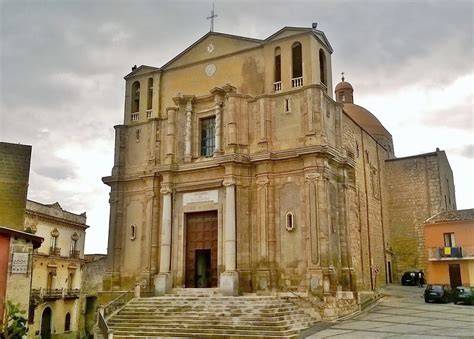 Veduta esterna del Santuario del SS. Crocifisso di Siculiana con la cupola che domina il paesaggio.