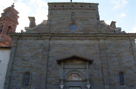 Dettaglio della facciata barocca del Santuario con scalinata e portale.