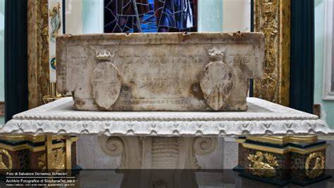 La vasca lustrale ebraica nella Cappella del Battistero con dettagli degli stemmi reali.