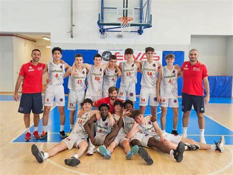 Foto in bianco e nero di una squadra di pallacanestro degli anni '60 in Perù
