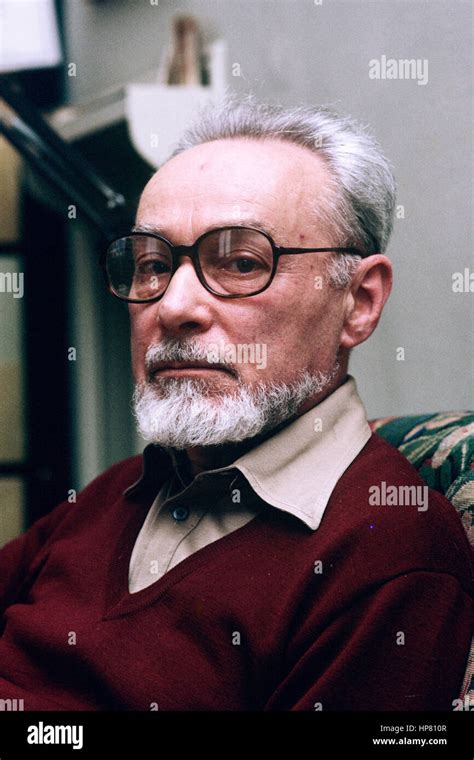 Ritratto di Primo Levi con sfondo paesaggistico sardo
