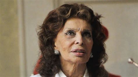 Sophia Loren, ritratto con rosario