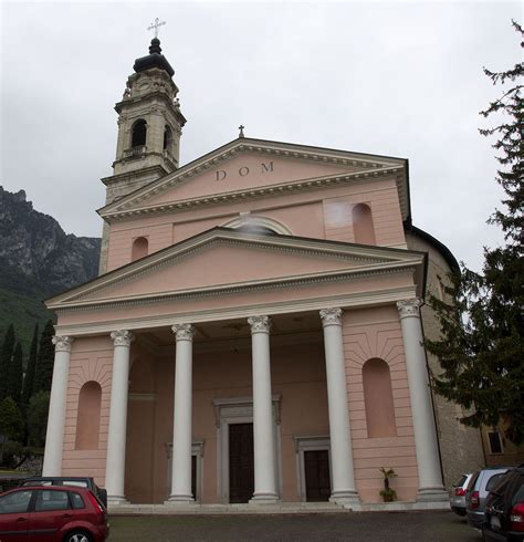 Foto di una chiesa parrocchiale generica in un contesto rurale italiano