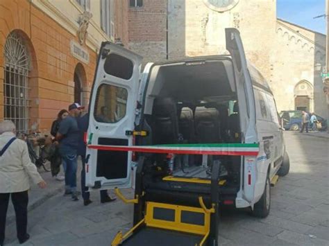 Immagine di un pulmino scolastico attrezzato per il trasporto di persone con disabilità
