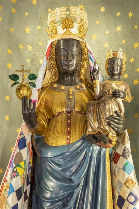 Foto della statua della Madonna Nera di Oropa all'interno della Basilica Antica