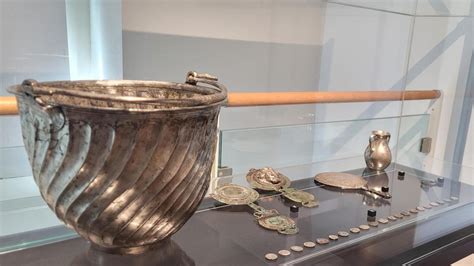 Foto di gioielli e tesori esposti nel Museo di Oropa