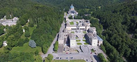 Foto dell'area sosta camper a Oropa con vista sul Santuario