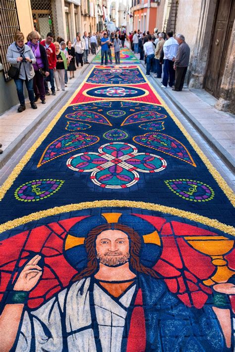 Tappeto di segatura colorata durante la processione del Corpus Domini a Camaiore