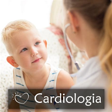 Foto di un bambino in visita cardiologica con un medico