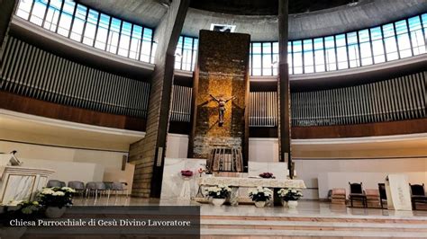 Interno della Chiesa di Gesù Divino Maestro con il lucernario centrale e le vetrate