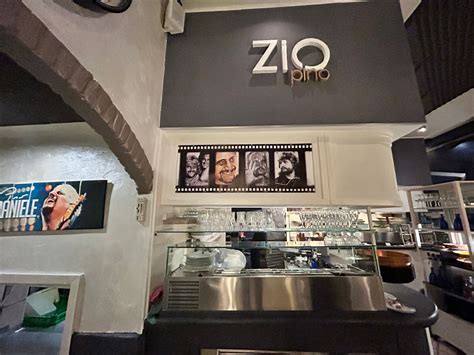 Foto esterna della Pizzeria Zio Mario con un'atmosfera accogliente