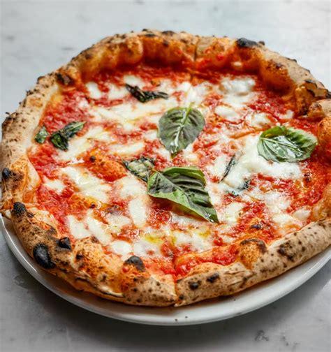 Primo piano di una pizza Margherita ben cotta e leggera