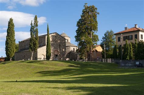 Veduta della Basilica di San Vincenzo a Galliano e del Battistero di San Giovanni