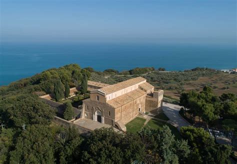 Foto panoramica dell'Abbazia di San Giovanni in Venere con la Costa dei Trabocchi sullo sfondo