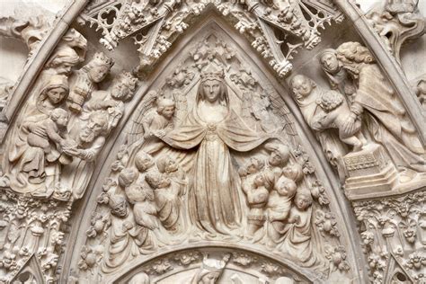 Dettaglio del Portale della Luna con la lunetta scolpita