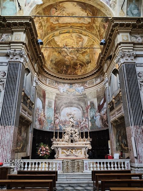 Interno della chiesa con l'altare maggiore e l'immagine venerata