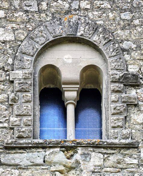 Dettaglio del portale e della bifora della Chiesa di Santa Maria Assunta
