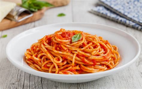 Foto di un piatto di spaghetti con sugo, tonno e alici alla mondolfese