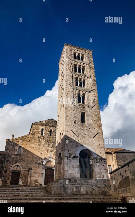 Foto panoramica della facciata neogotica e della maestosa torre campanaria della Cattedrale di Gaeta