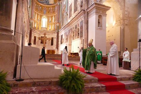 foto di un ambone ben decorato e illuminato durante una celebrazione liturgica