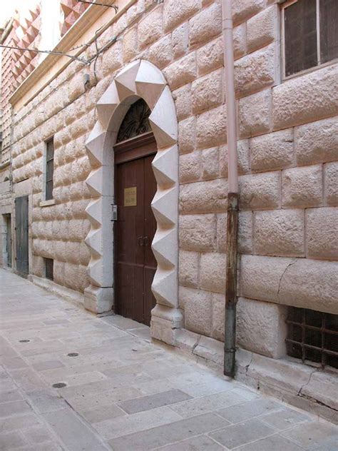Palazzo De Mattis a Corato con bugnato a punta di diamante