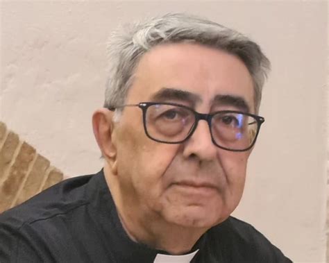 Ritratto di Don Tonino Lasconi o foto di un sacerdote che riflette