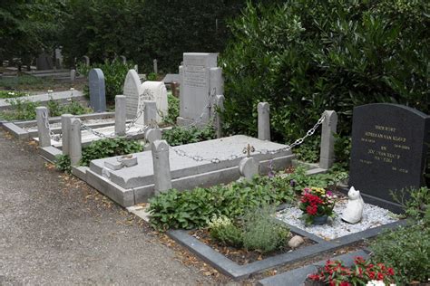 Cimitero sereno con fiori sulle lapidi, in un momento di quiete