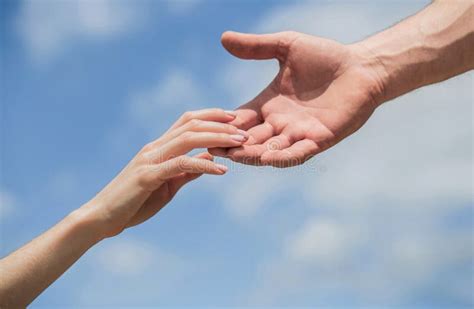 Mani che si stringono in un gesto di compassione e aiuto